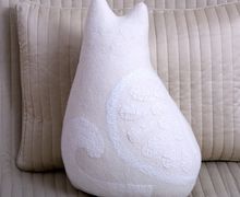 Angel Cat matted woolen cushion
