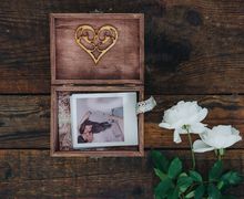 Wooden photo holder box