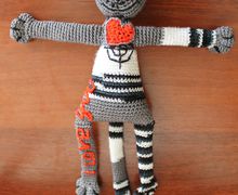 Enamoured cat knitted toy