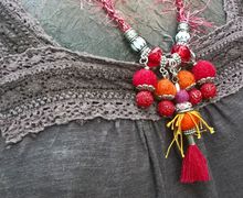 Collana palle di feltro rosse e arancio, nappa rossa centrale, boho, gypgy