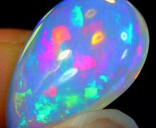 A big crystal Ethiopian opal, 5,1 carat
