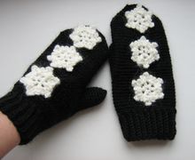 Snowflake-styled gloves