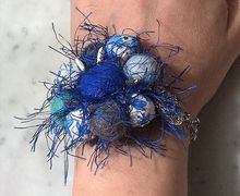Bracciale perle feltro e perle ricoperte di stoffa azzurre, cucite su base color argento, motivi celtici, lana blu decorazione, avvolgente