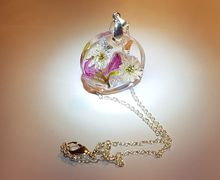 Silver necklace with pendant in transparent resin and real flowers