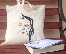 Shopping bag. Hand-painted beh with a domande esce. A heart-shaped pendant ha vedi Le an earring