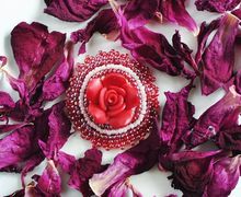 A pin "Rose"