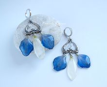 Eardrops with chrysanthemum and delphinium petals