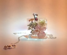 Silver necklace with pendant in transparent resin and real flowers