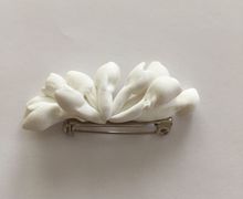 minimalist bouquet roses flowers white clay brooch n.009