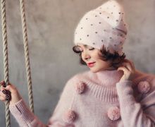 Pink knit cashmere beanie hat with crystals