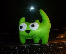 A green toy cat