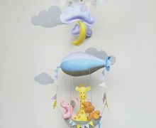 ANIMALS IN AIRSHIP BABY MOBILE/WOODLAND BABY MOBILE/BABY SHOWER GIFT