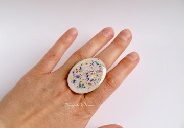 An oval ring (designer's technique "Splash")
