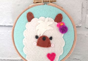 Felt Llama 4 inch embroidery hoop