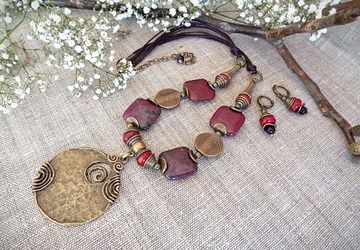 Necklace and earrings made of gem jade and variscite