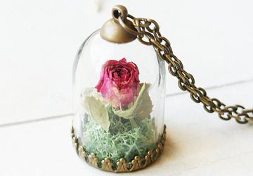 Red Rose Terrarium necklace, Rose Buds Necklace, Dried flower necklace, Red Rose Jewelry, Romantic Jewelry, Wedding, Rose with moss