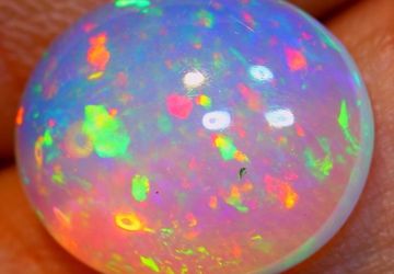 A bright crystal Ethiopian opal, 4,33  carat.