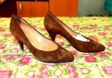 Woman's court shoes