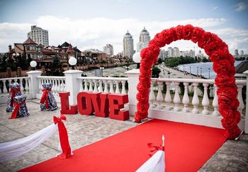 How To Decorate A Wedding Arch