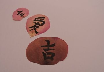 A picture on rose-leafs