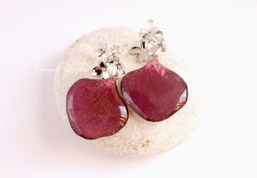 Stud earrings with rose petals