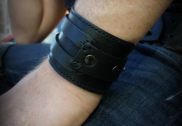 A wristlet made of genuine leather (wide)