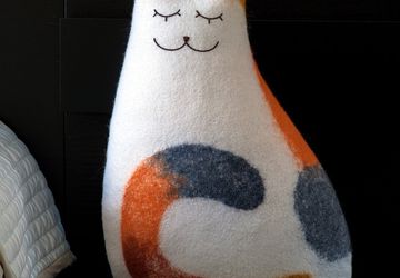 Matilda matted woolen cushion