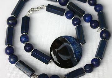A set of jewelries with agate and lazuli