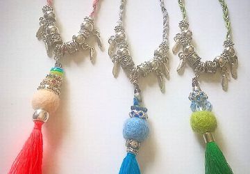 Collane con nappe e catene intrecciate con filati grossi