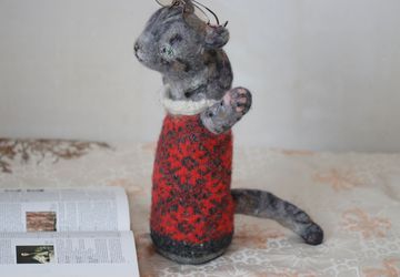 The Huge Cat with a Lace Collar