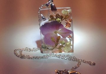Silver necklace with pendant in transparent resin and real flowers