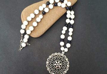 White matte onyx and blue sand stone necklace
