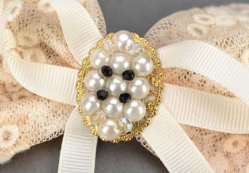 A white lace barrette