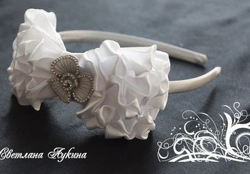 A headband with a bow