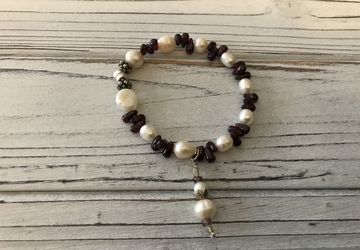 Pearls & Garnet... Garnet is known as the “stone of health” or the “stone of commitment”...gives the wearer purpose, confidence & health needed to pursue their dreams 🌺