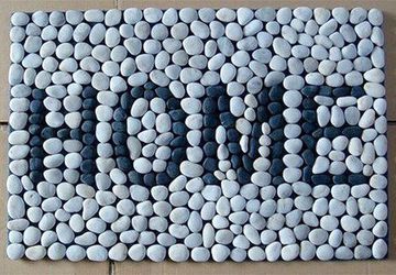 Handicraft from the sea pebbles