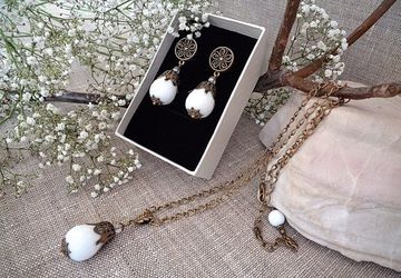 Pendant and earrings made of white agate