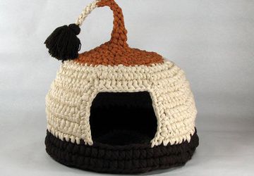 Crochet cat bed or pet house Cappuccino with tassel for playing