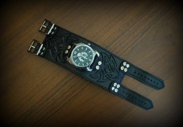 Men's watch with wide wristlet