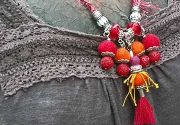 Collana palle di feltro rosse e arancio, nappa rossa centrale, boho, gypgy
