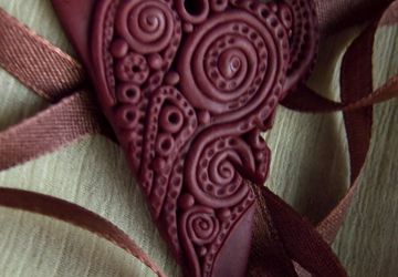 A pendant "A triangle Bordo"