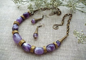 Necklace and earrings with jam-cut amethyst