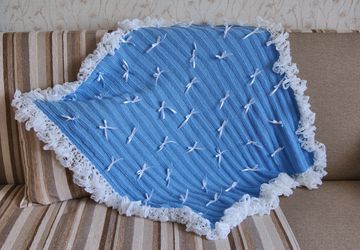 A blue blanket with ruche