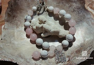 Wristlet with rose quartz and cacholong