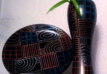 An ornamental Blues plate and a vase