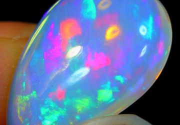 A big crystal Ethiopian opal, 5,1 carat