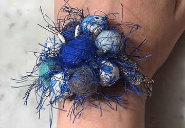 Bracciale perle feltro e perle ricoperte di stoffa azzurre, cucite su base color argento, motivi celtici, lana blu decorazione, avvolgente