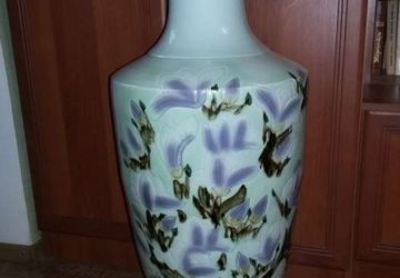 A floor standing vase "Birds"