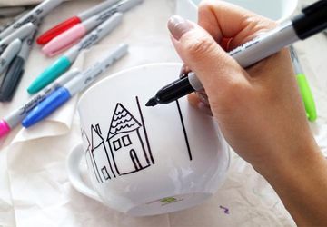 DIY: FESTIVE TABLEWARE PAINTING!