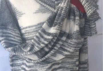 V-neck oversized melange sweater in gray and white with ruffle sleeve red detail